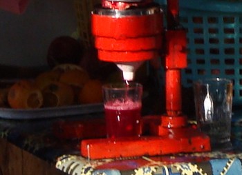 Le verre de jus de grenade